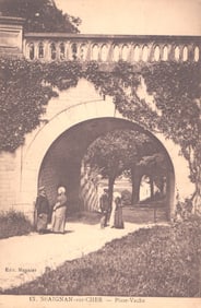 Postcard of the Pisse-Vache archway leading to the Chateau in St-Aignan-sur-Cher, France c.1910s