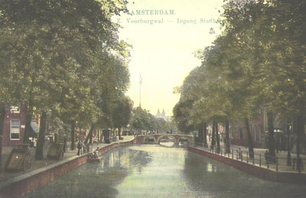 Postcard view of Amsterdam's Z. Voorburgwal canal, with boats and the Stadhuis in the distance.