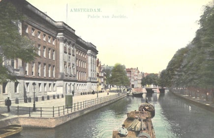 Postcard showing the Paleis van Justitie (Palace of Justice) in Amsterdam with a scenic canal view.