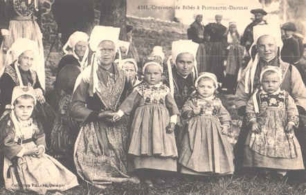 Postcard of a 'Concours de Bébés' baby contest in Plougastel-Daoulas, Brittany, France c. 1910
