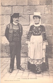 Postcard showing a man and woman in traditional folk costumes of Bannalec, Brittany, France c. 1910s