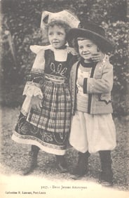 Postcard of "Deux Jeunes Amoureux," a young couple in traditional Breton folk costumes, France
