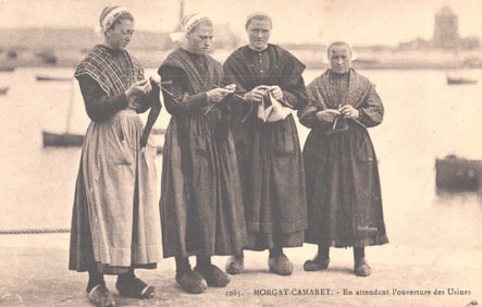 Postcard of Breton women in traditional costume knitting while waiting for factories,