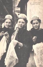 Postcard of three women in traditional Bigouden costume embroidering tulle, Pont-l'Abbé, France