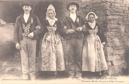 Postcard showing newlyweds & attendants in traditional Breton folk costume, Vannes, France c.1905.