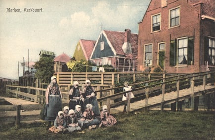 Postcard showing women and children in traditional Dutch folk costume in Marken, Kerkbuurt, Holland