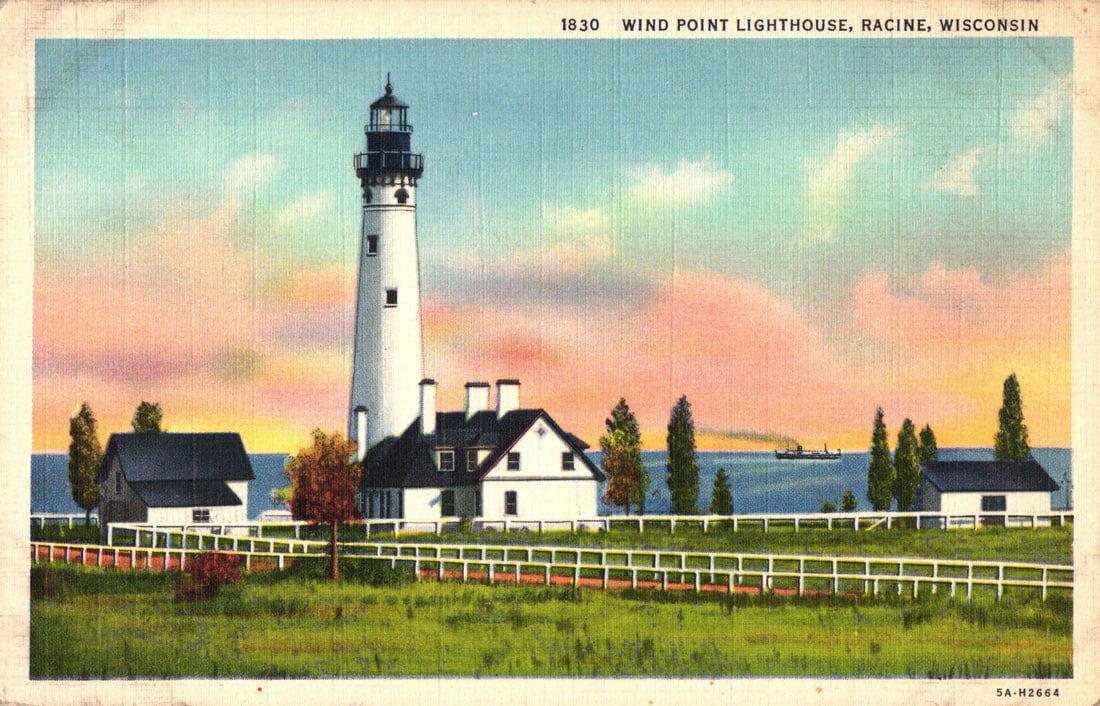 Linen postcard featuring the scenic Wind Point Lighthouse and keeper's house in Racine, Wisconsin (1 of 2)