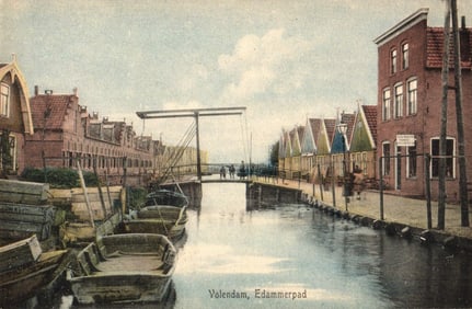 Postcard showing the Edammerpad canal with boats and a drawbridge in Volendam, Netherlands c.1900s.