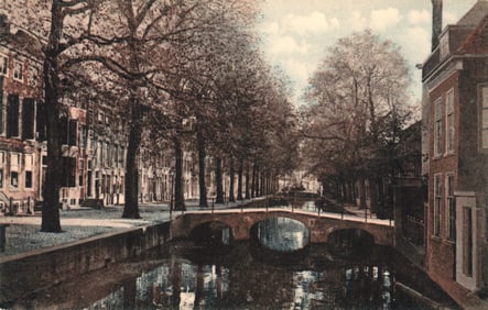 Postcard of the canal and arched bridge on Nieuwe Uitleg in 's-Gravenhage, The Hague, Netherlands.