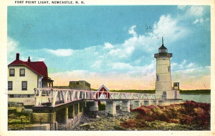 Postcard showing the scenic Fort Point Light lighthouse and keeper's house, Newcastle, N.H. c. 1937.
