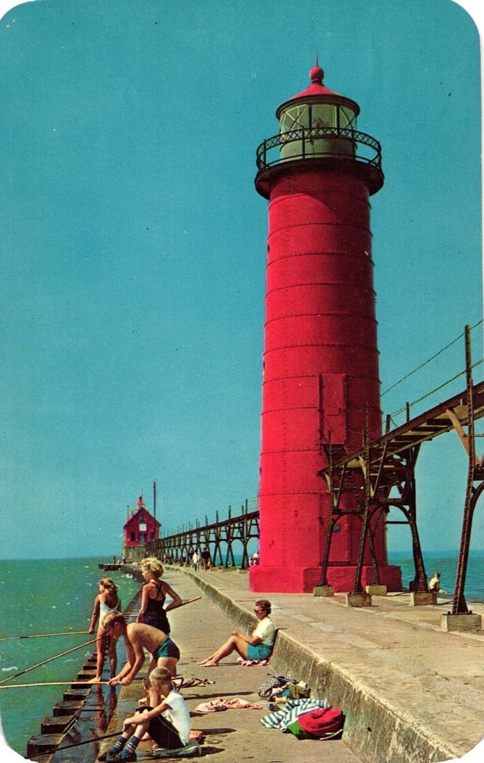 Grand Haven, Michigan Lighthouse on Lake Michigan Pier with Beachgoers, 1960s-1970s postcard (1 of 2)