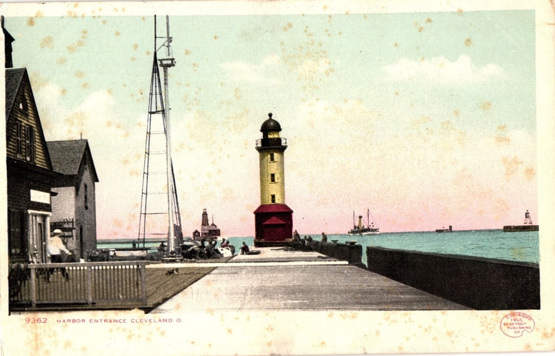 1905 Cleveland, Ohio Harbor Entrance Lighthouse and Pier Scene Color Lithograph Postcard (1 of 2)