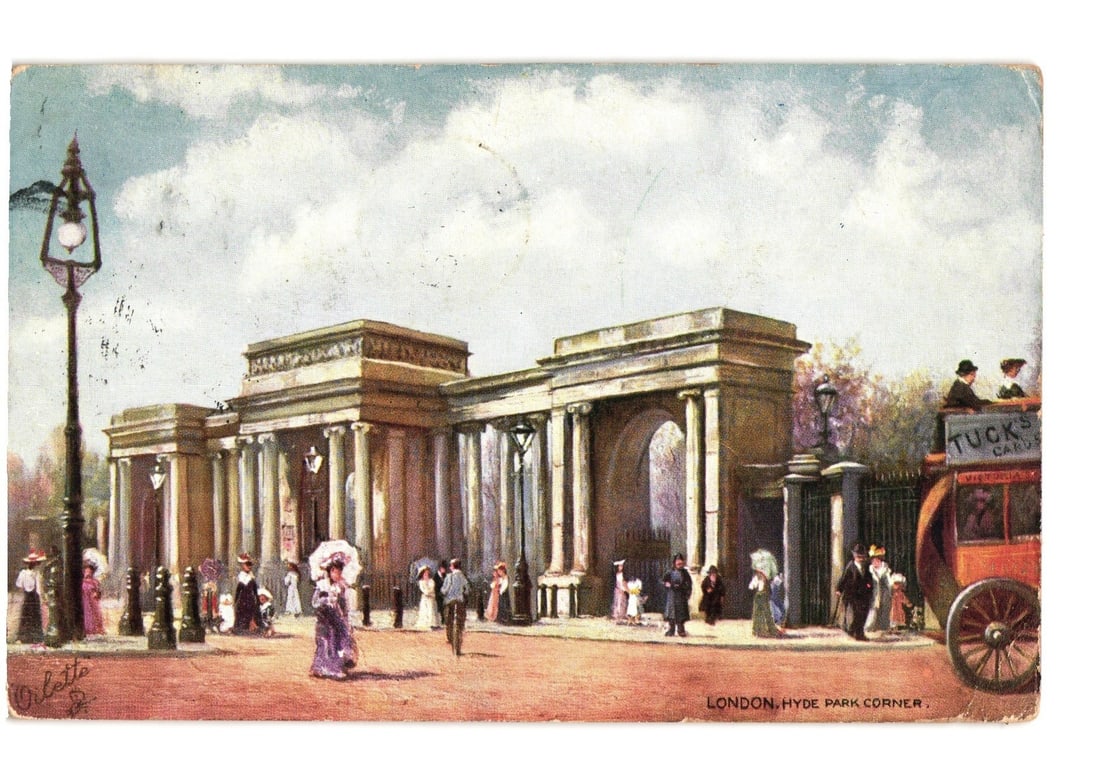 Early 20th Century Lithograph Postcard of Hyde Park Corner, London with Pedestrians and Bus: A chromolithograph illustrating Hyde Park Corner, London. The image shows a grand classical triumphal arch or gateway with columns and archways, populated by numerous pedestrians in early 20th-century