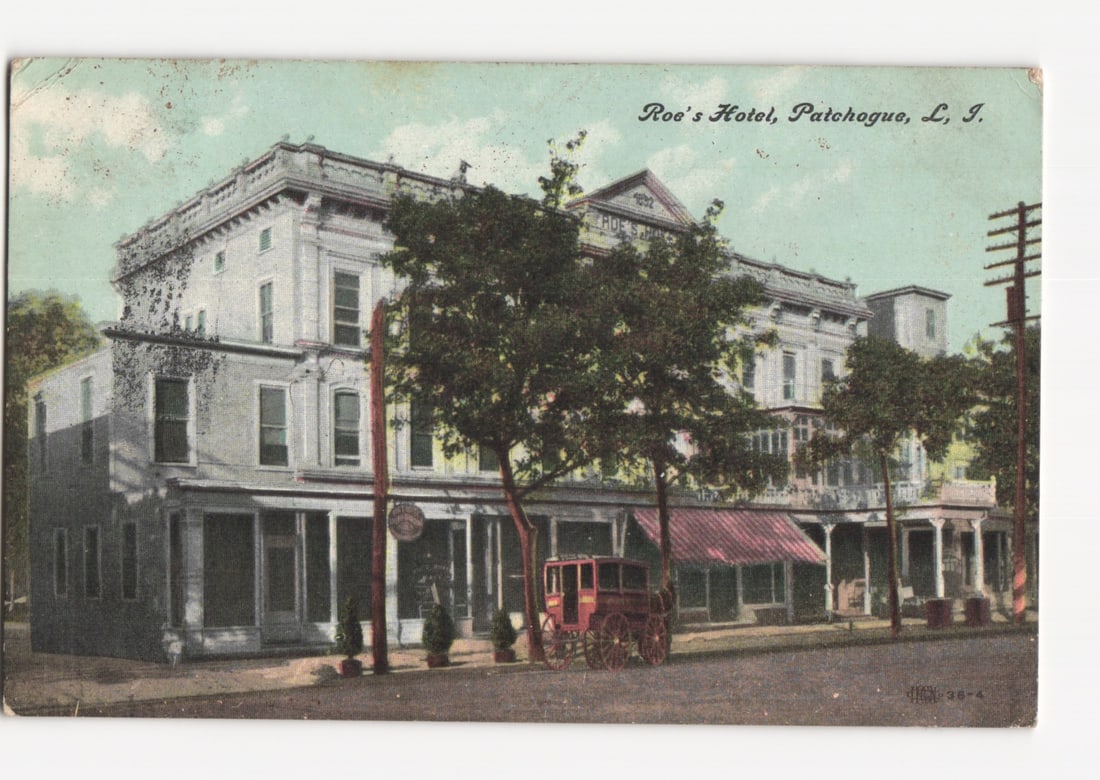 Roe's Hotel, Patchogue, Long Island, featuring a Horse-Drawn Carriage, early 1900s postcard: Please review the photos carefully for additional condition details. Note that scans may appear slightly darker or lighter than the item's true appearance, and minor scanning artifacts may be visible.