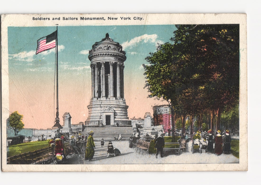 Soldiers and Sailors Monument, New York City, Early 20th-Century Chromolithograph postcard.: Please review the photos carefully for additional condition details. Note that scans may appear slightly darker or lighter than the item's true appearance, and minor scanning artifacts may be visible.