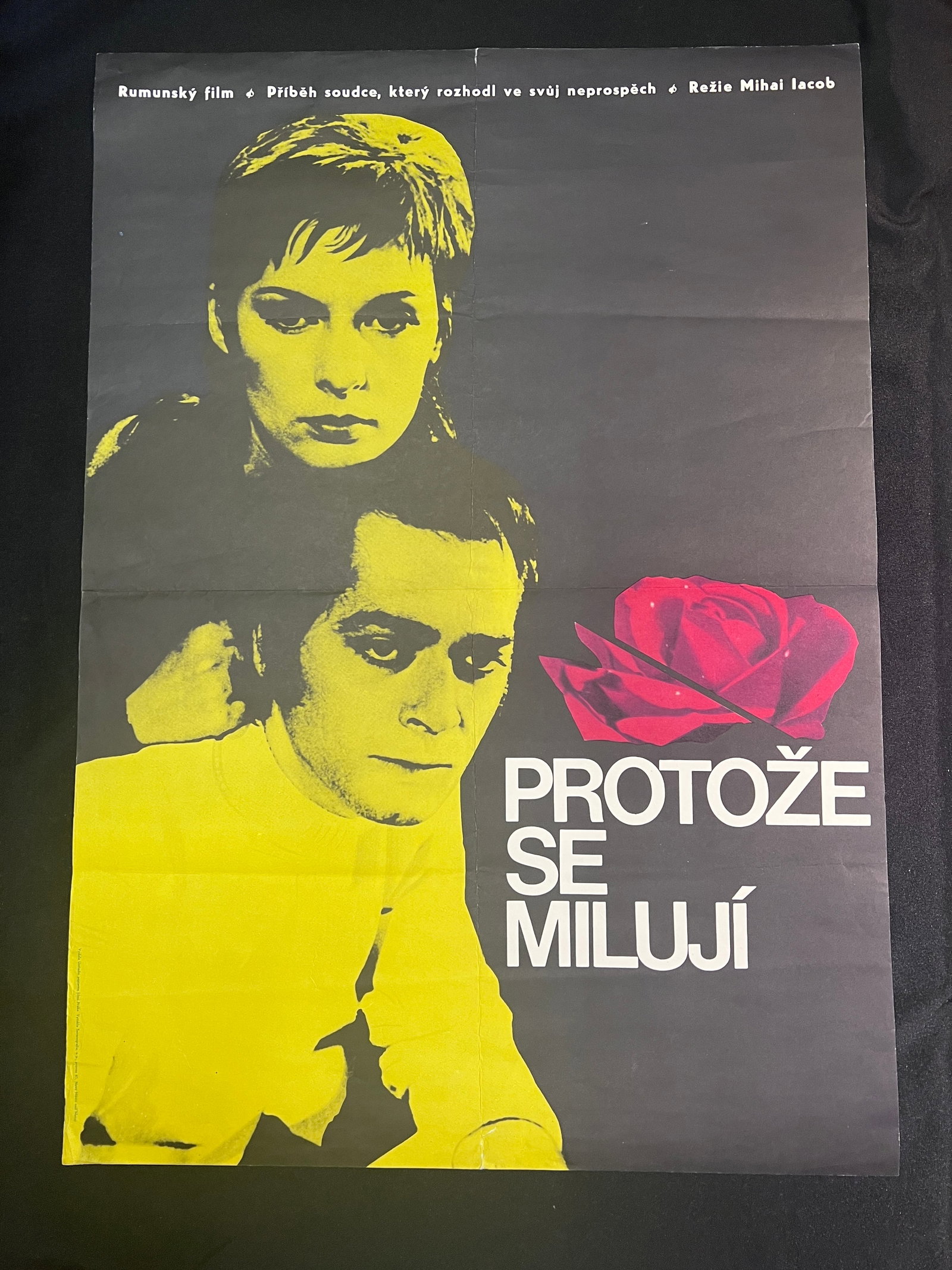 PROTOZE SE MILUJI (Because They Love Each Other) 1972 Czech Romanian Film Original Movie Poster: This is an original Czech movie poster for the 1972 Romanian film *Because They Love Each Other*, directed by Mihai Iacob. It was issued by Central Film Distribution Prague and printed by Severografia