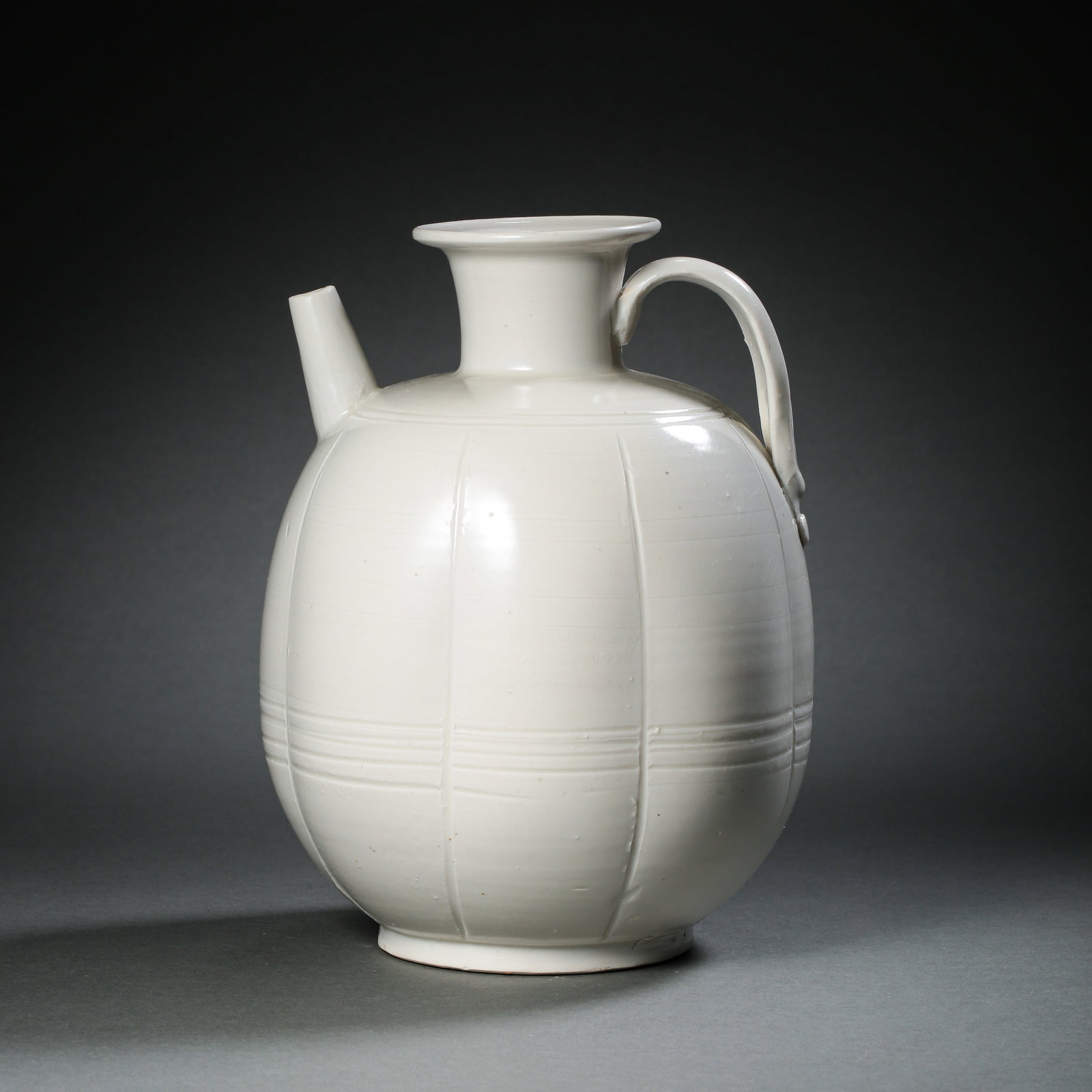 Before the Ming Dynasty, Ding kiln melon-shaped teapot: Before the Ming Dynasty, Ding kiln melon-shaped teapotH19cm