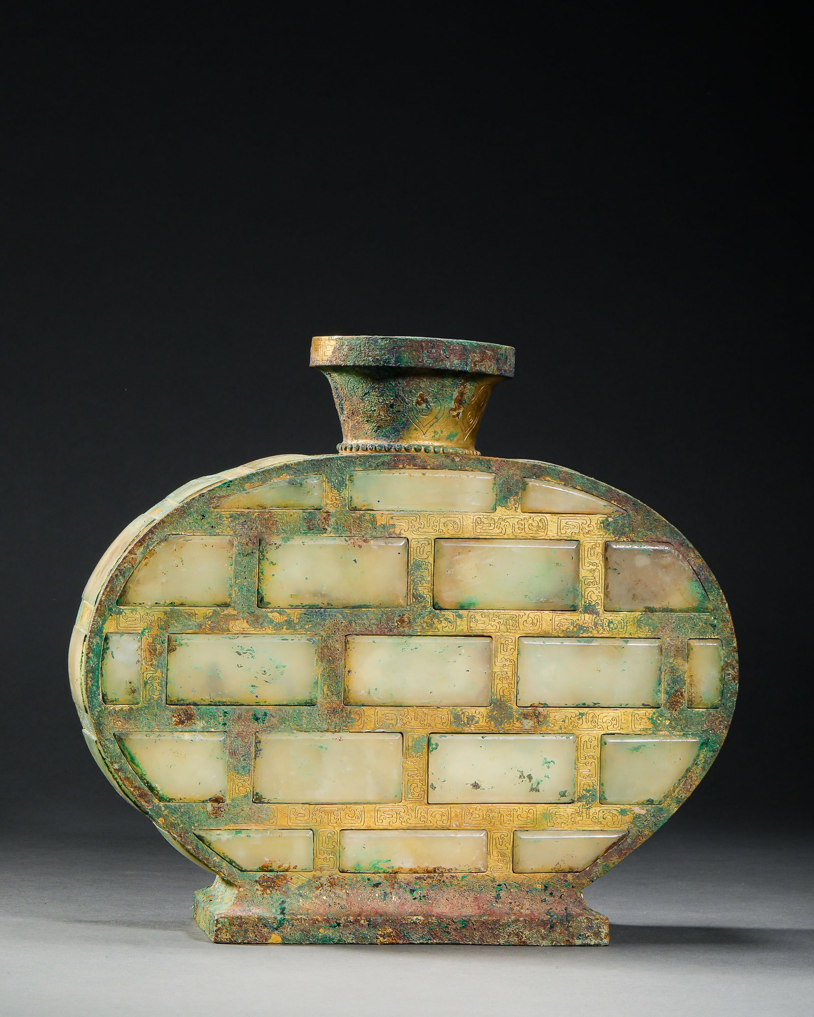 Pre-Ming Dynasty Hetian jade gilt moon vase: Pre-Ming Dynasty Hetian jade gilt moon vaseH23.5cm W26.5cm Weight2864g