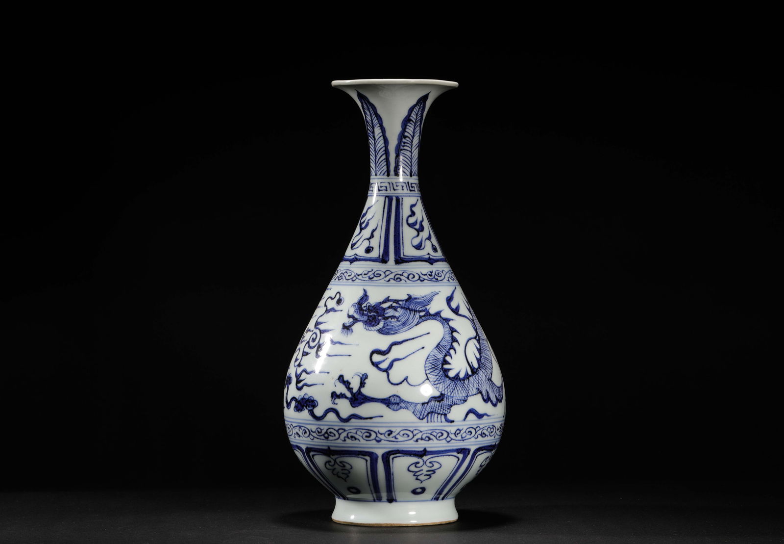 Ming Dynasty blue and white dragon pattern jade pot spring
