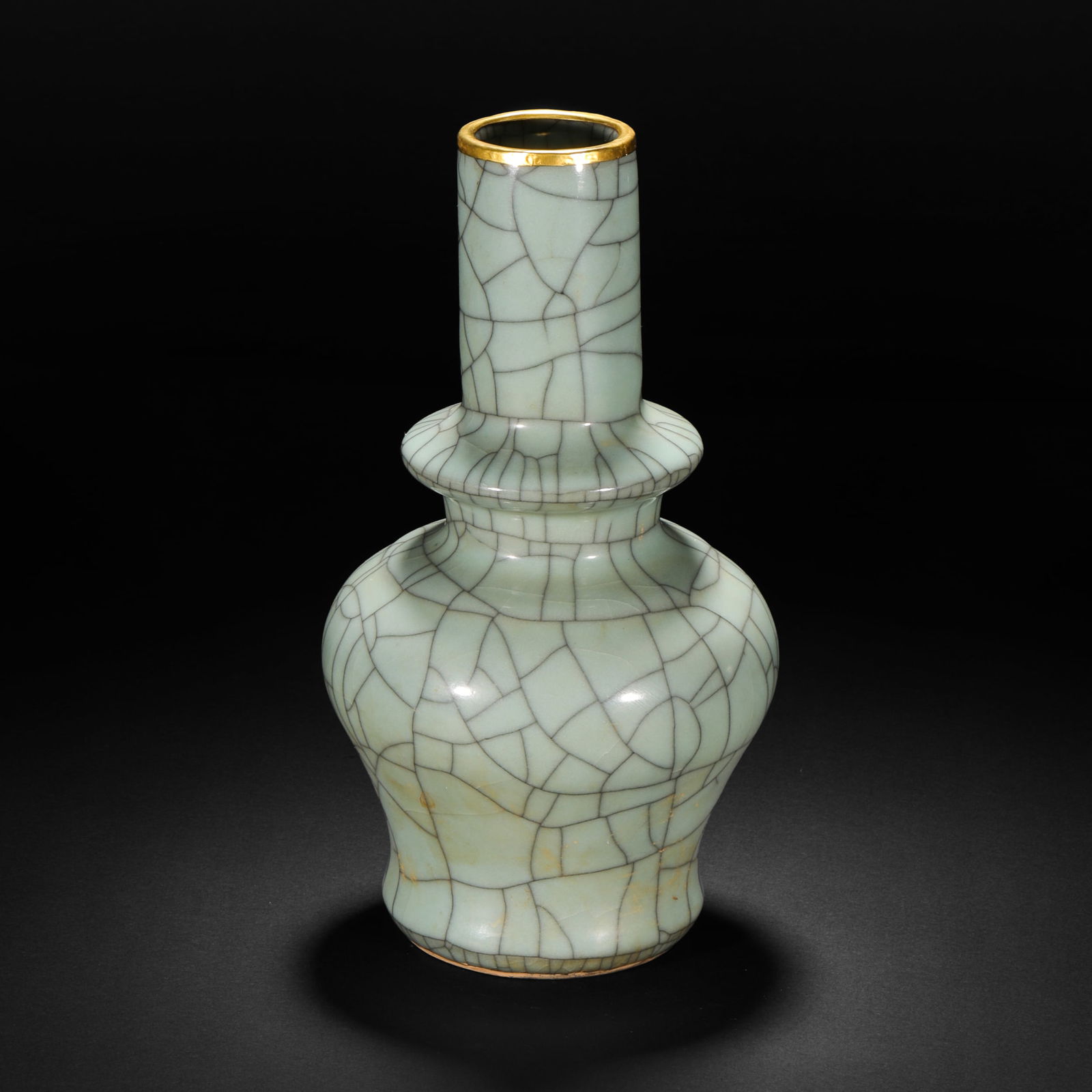 Before the Ming Dynasty, Ge kiln folding neck bottle: Before the Ming Dynasty, Ge kiln folding neck bottleH23cm W12cm