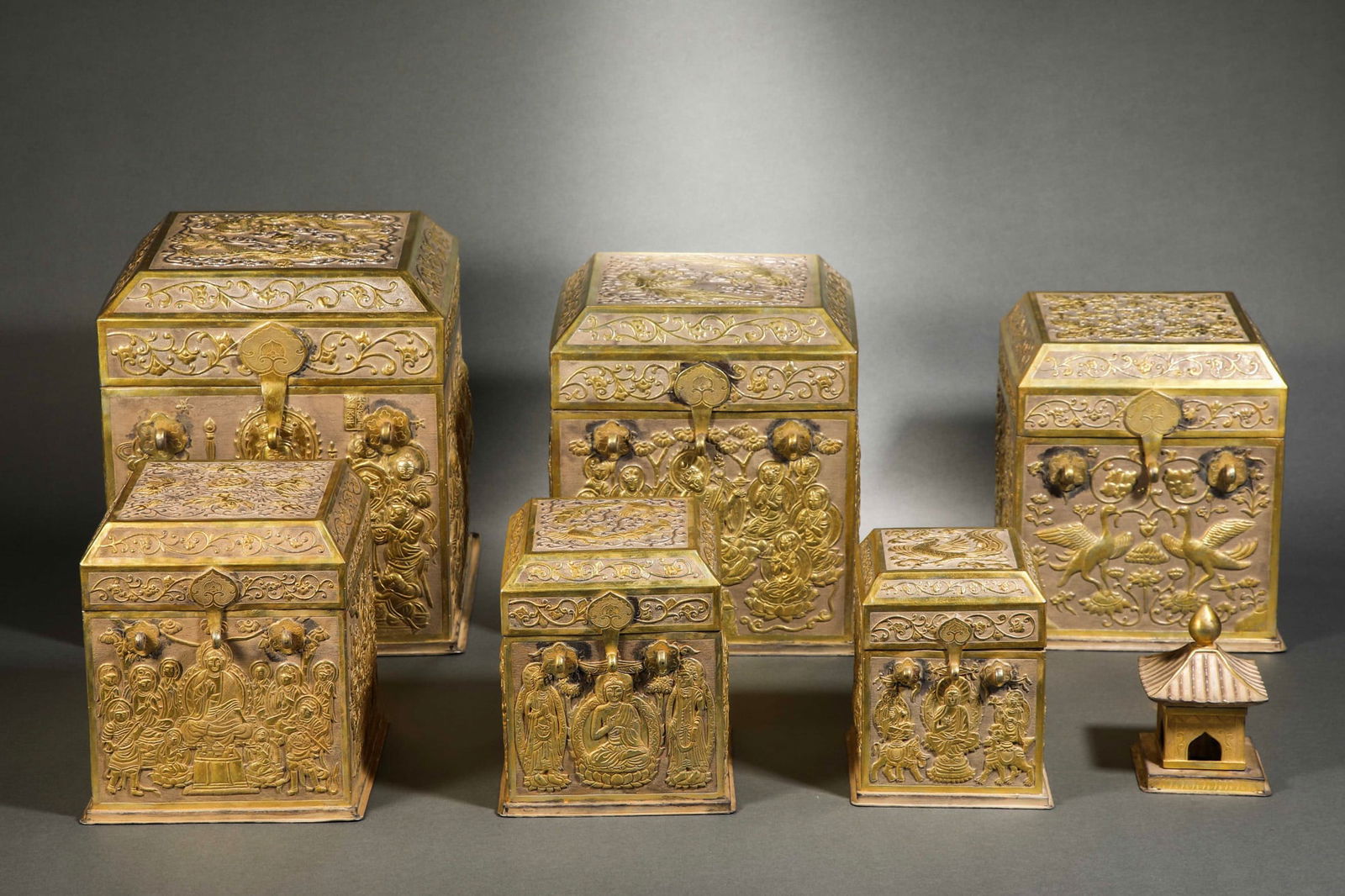 Pre-Ming dynasty silver gilt relic: Pre-Ming dynasty silver gilt relicH24cm W20cm Wight3350g