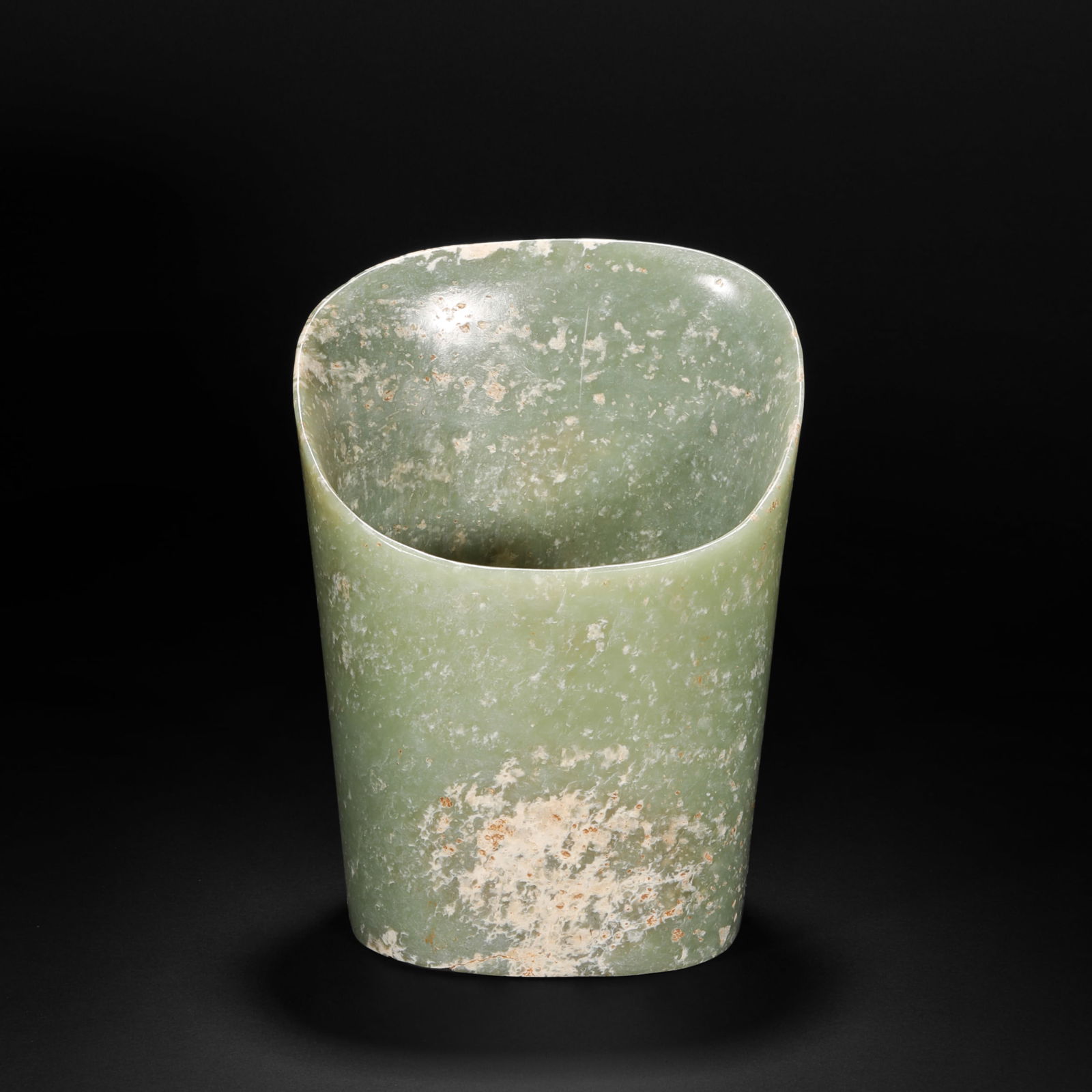 Jade horseshoe tube before Ming Dynasty: Jade horseshoe tube before Ming DynastyH18.5cm W15cm Weight1096g