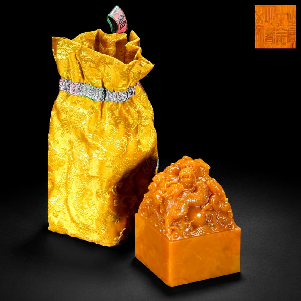 Qing Dynasty Tianhuang stone double dragon spitting pearl button: Qing Dynasty Tianhuang stone double dragon spitting pearl buttonH10.5cm W7.4cm Weight994g