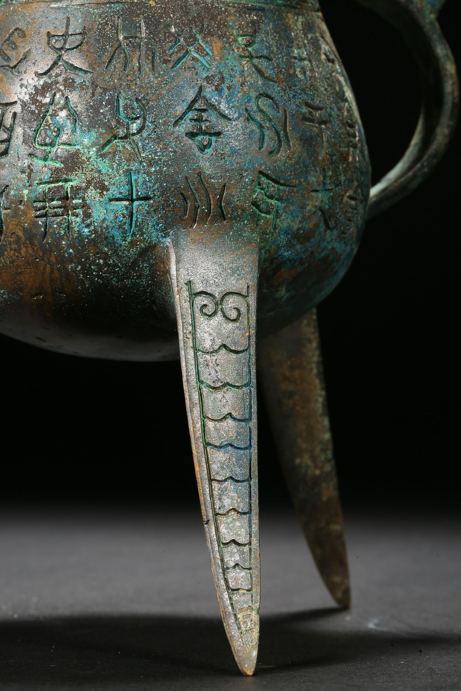 Han Dynasty bronze three-legged pot - 10