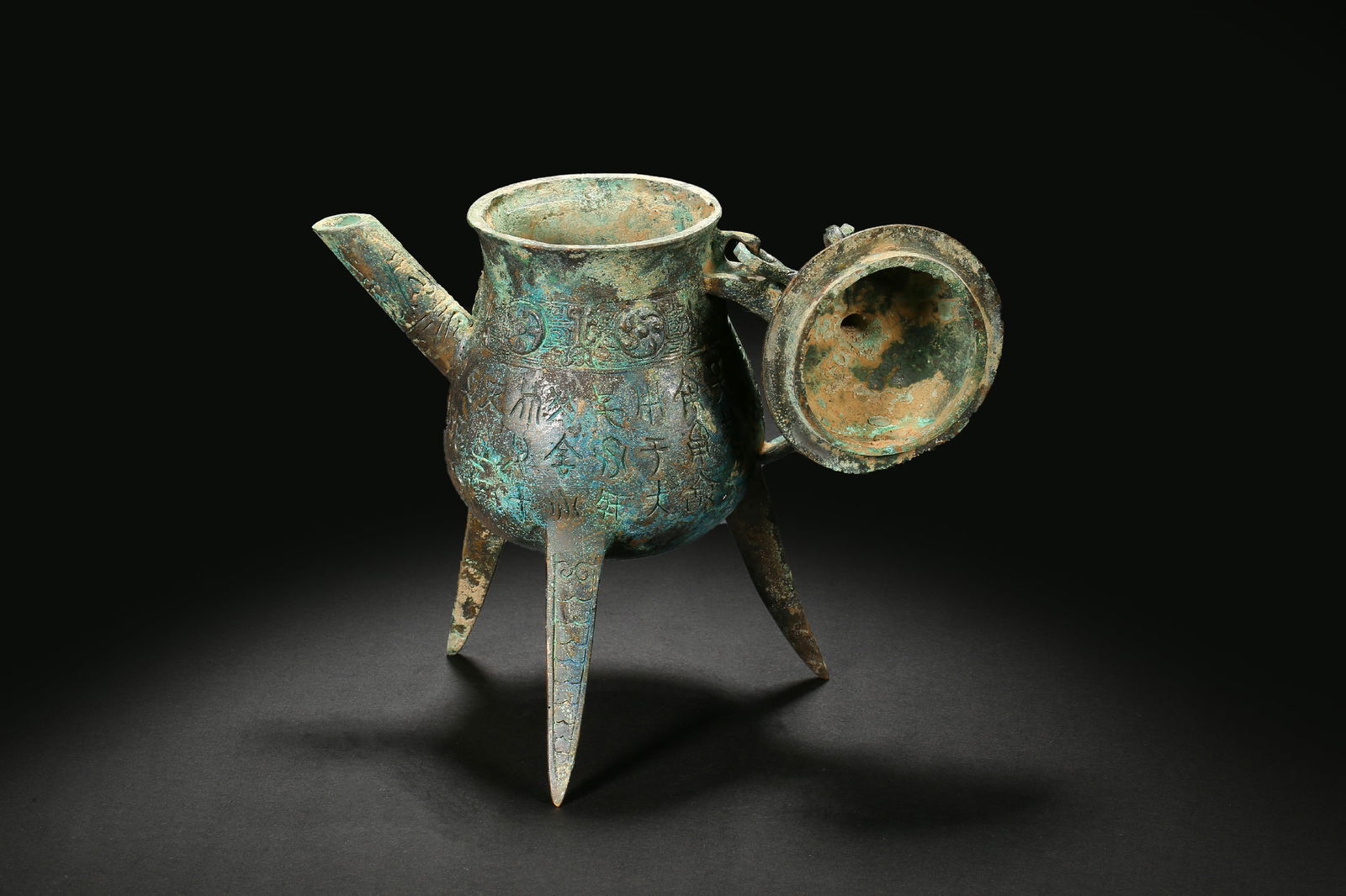Han Dynasty bronze three-legged pot - 2