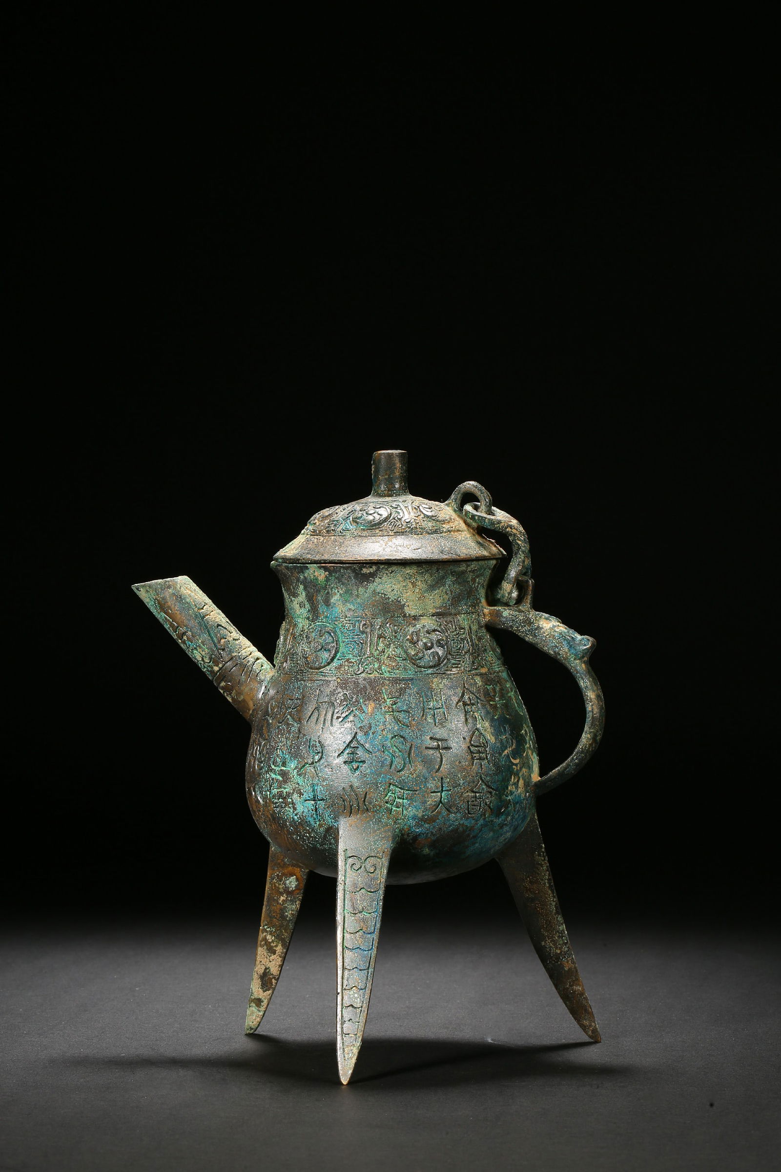 Han Dynasty bronze three-legged pot - 3