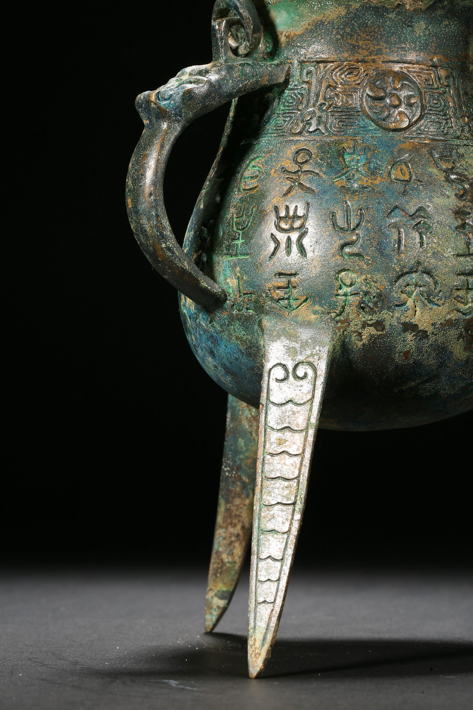 Han Dynasty bronze three-legged pot - 8