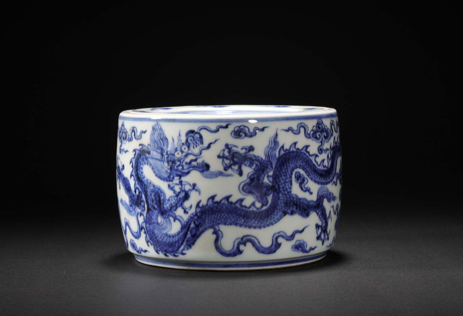 Ming Dynasty blue and white cricket jar with dragon pattern: Ming Dynasty blue and white cricket jar with dragon patternH9cm W13cm