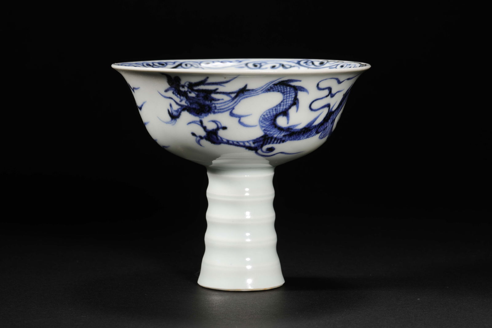 Ming Dynasty blue and white dragon pattern goblet: Ming Dynasty blue and white dragon pattern gobletH10.5cm W12cm