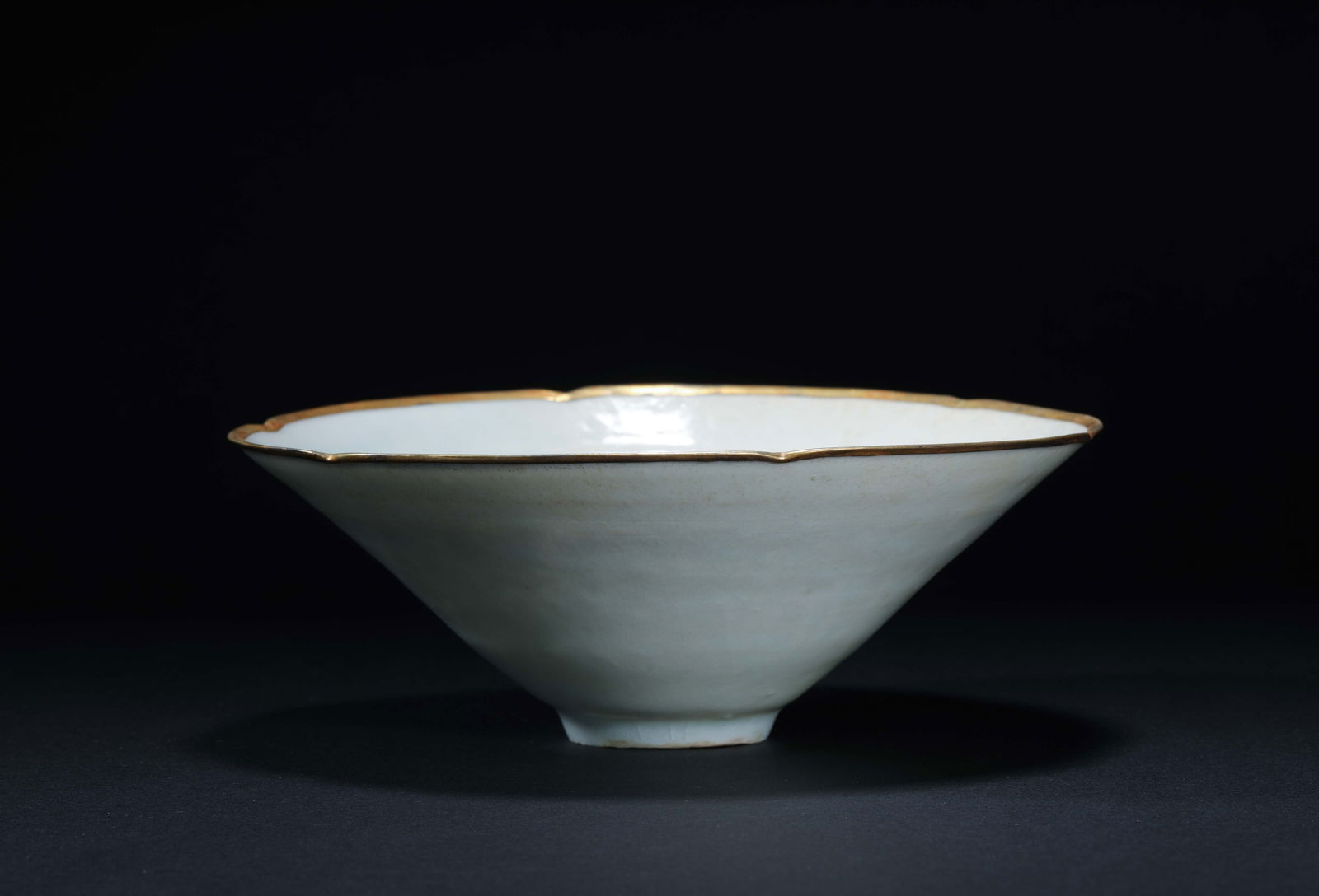 Pre-Ming Dynasty shadow celadon engraved flower hat bowl: Pre-Ming Dynasty shadow celadon engraved flower hat bowlH6cm W16cm