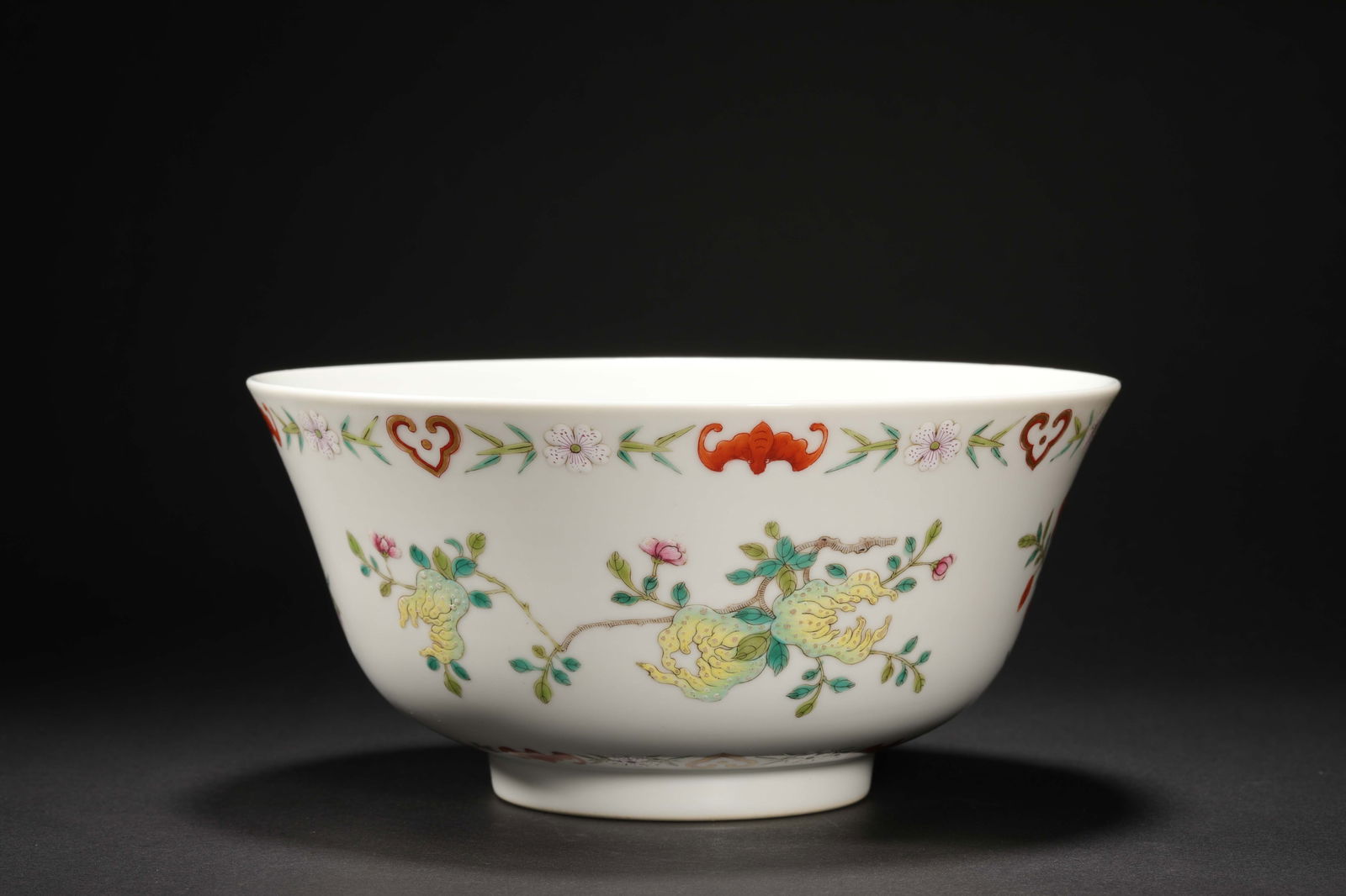 Qing Dynasty pastel Sanduo bowl: Qing Dynasty pastel Sanduo bowlH9cm W19cm