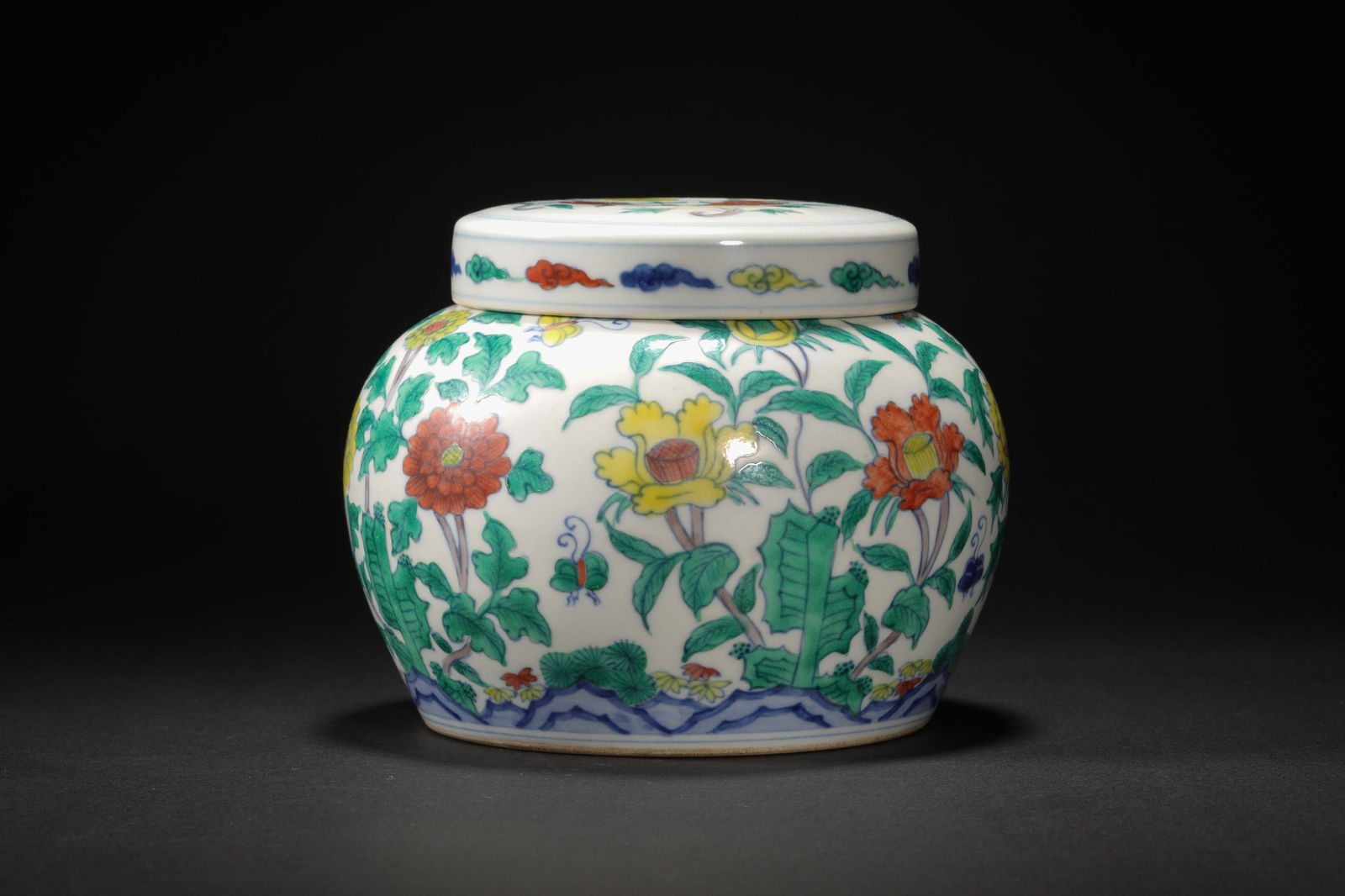 Ming Dynasty doucai flower pattern lid jar: Ming Dynasty doucai flower pattern lid jarH12cm W14cm