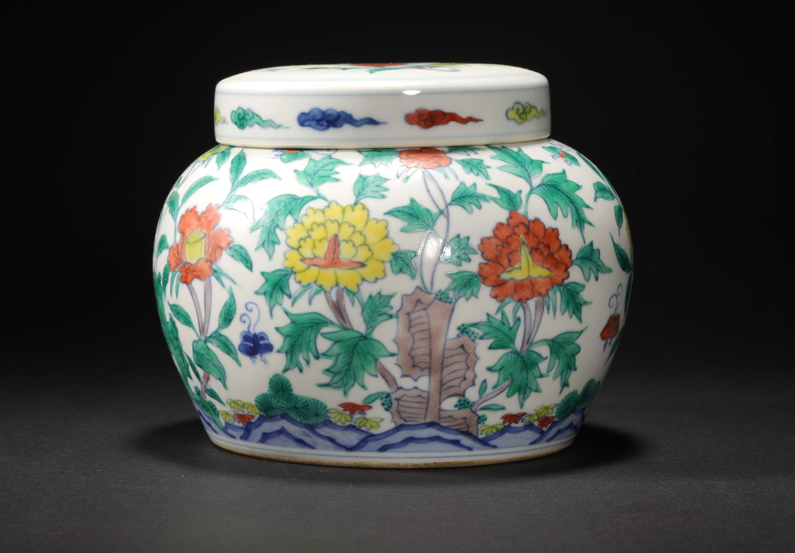 Ming Dynasty doucai flower pattern lid jar - 2