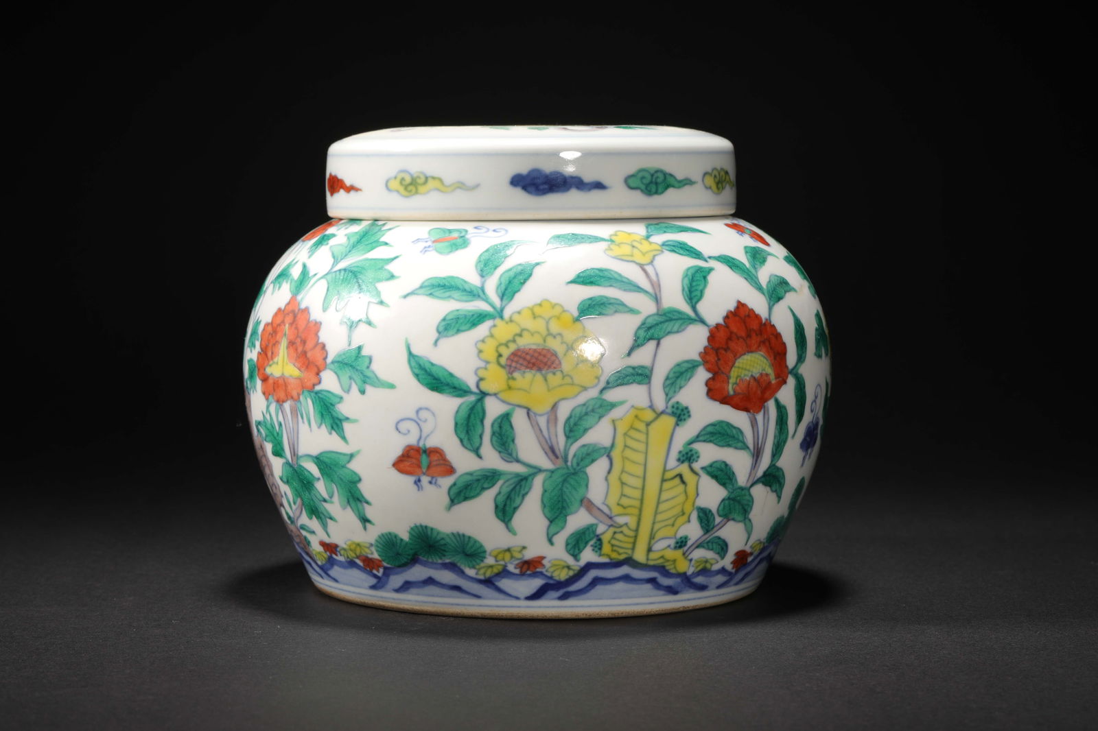 Ming Dynasty doucai flower pattern lid jar - 3
