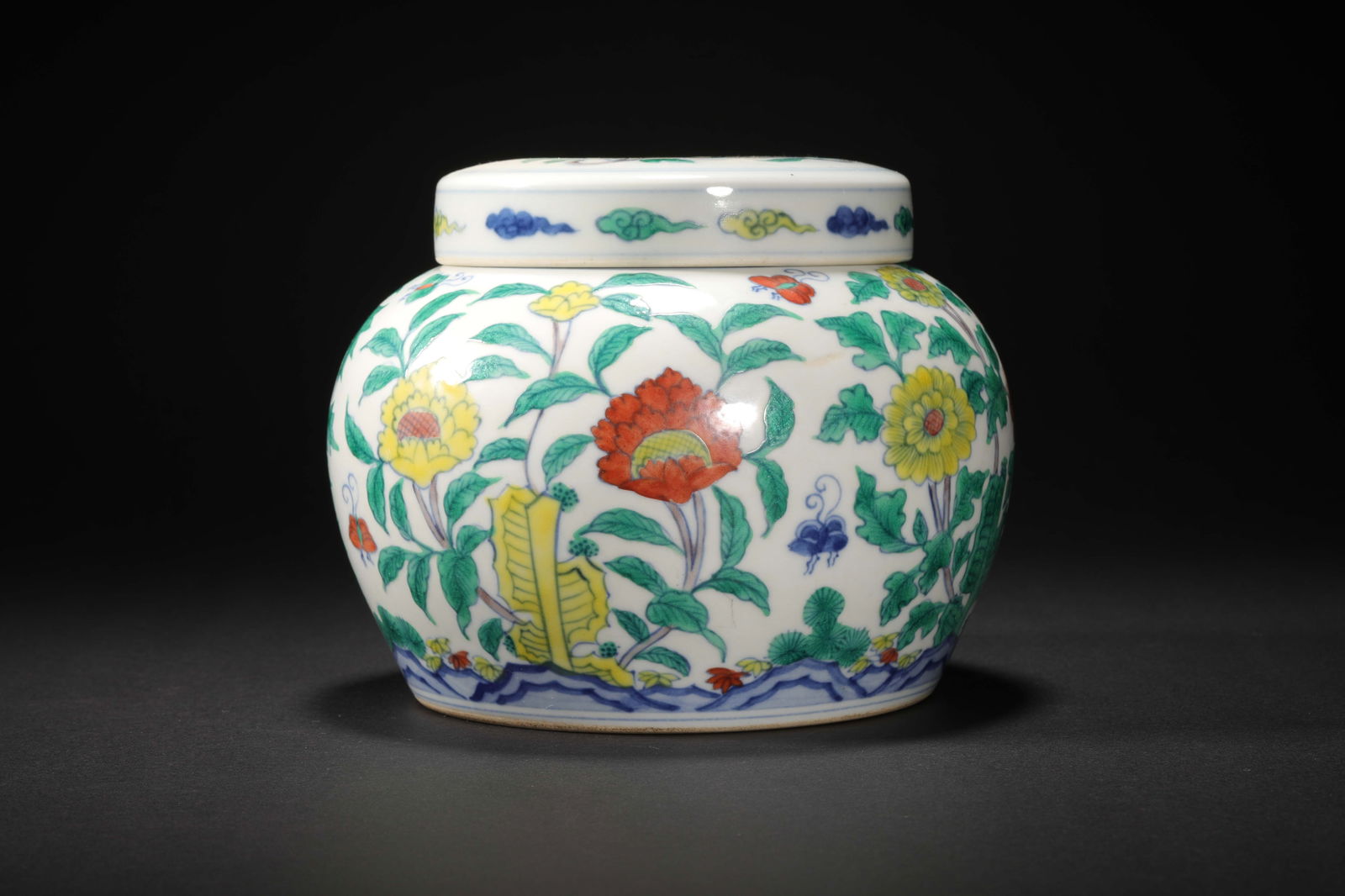 Ming Dynasty doucai flower pattern lid jar - 4