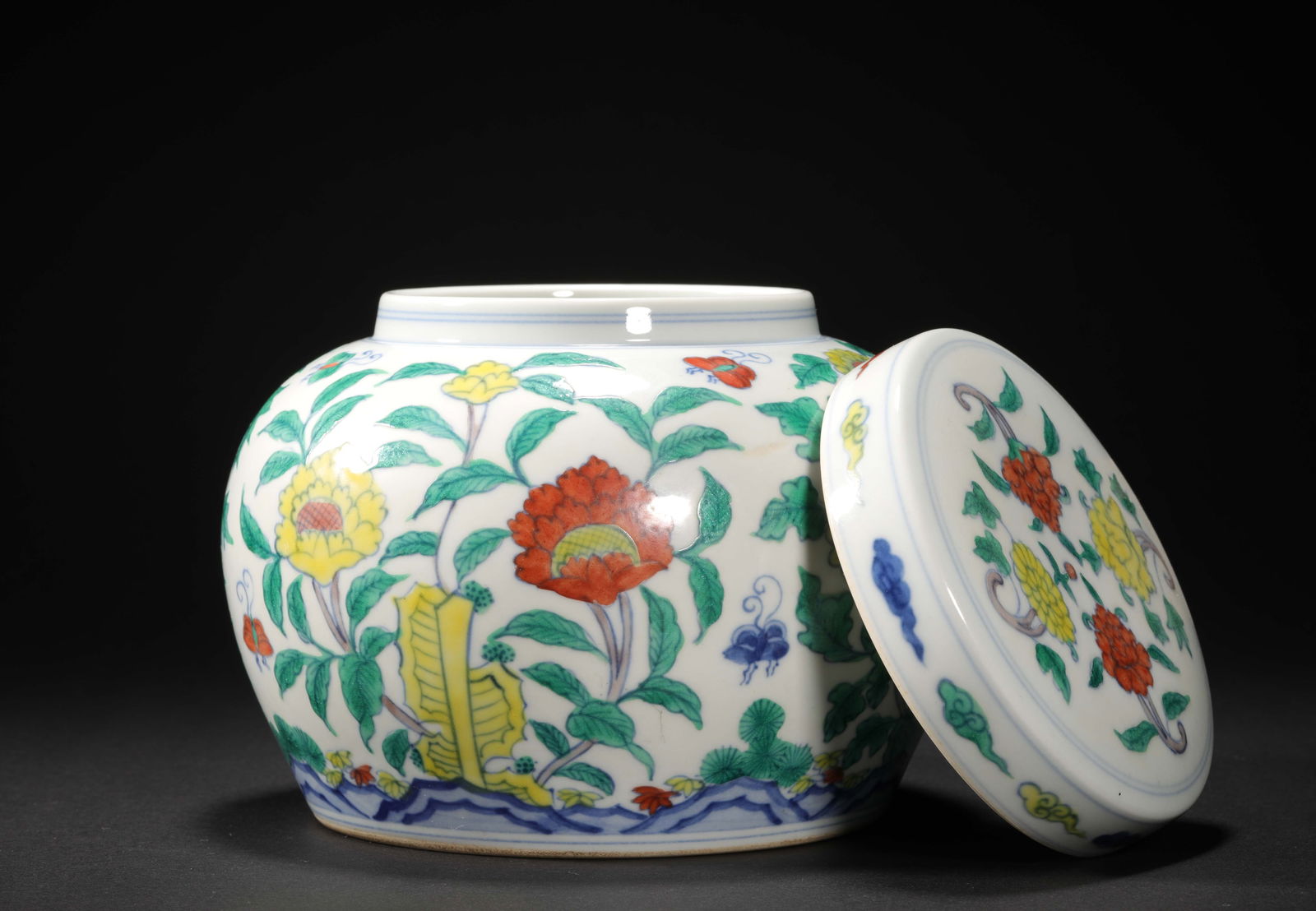 Ming Dynasty doucai flower pattern lid jar - 5