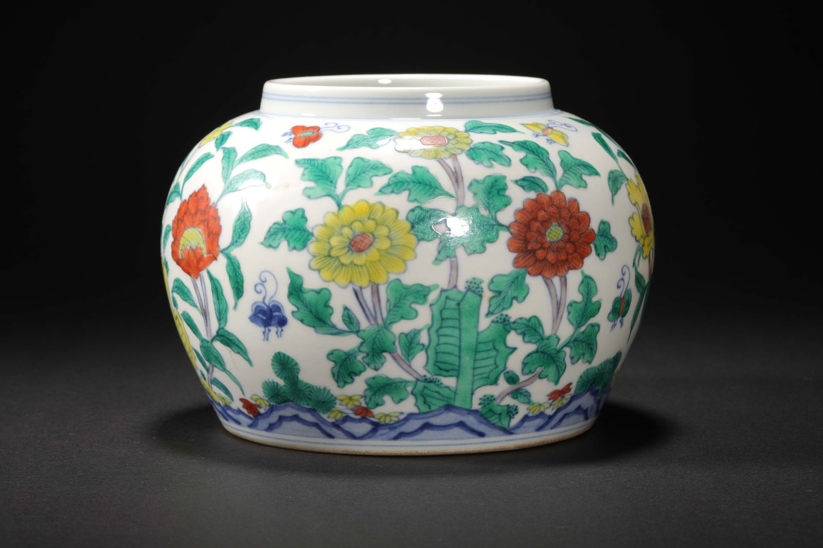 Ming Dynasty doucai flower pattern lid jar - 6