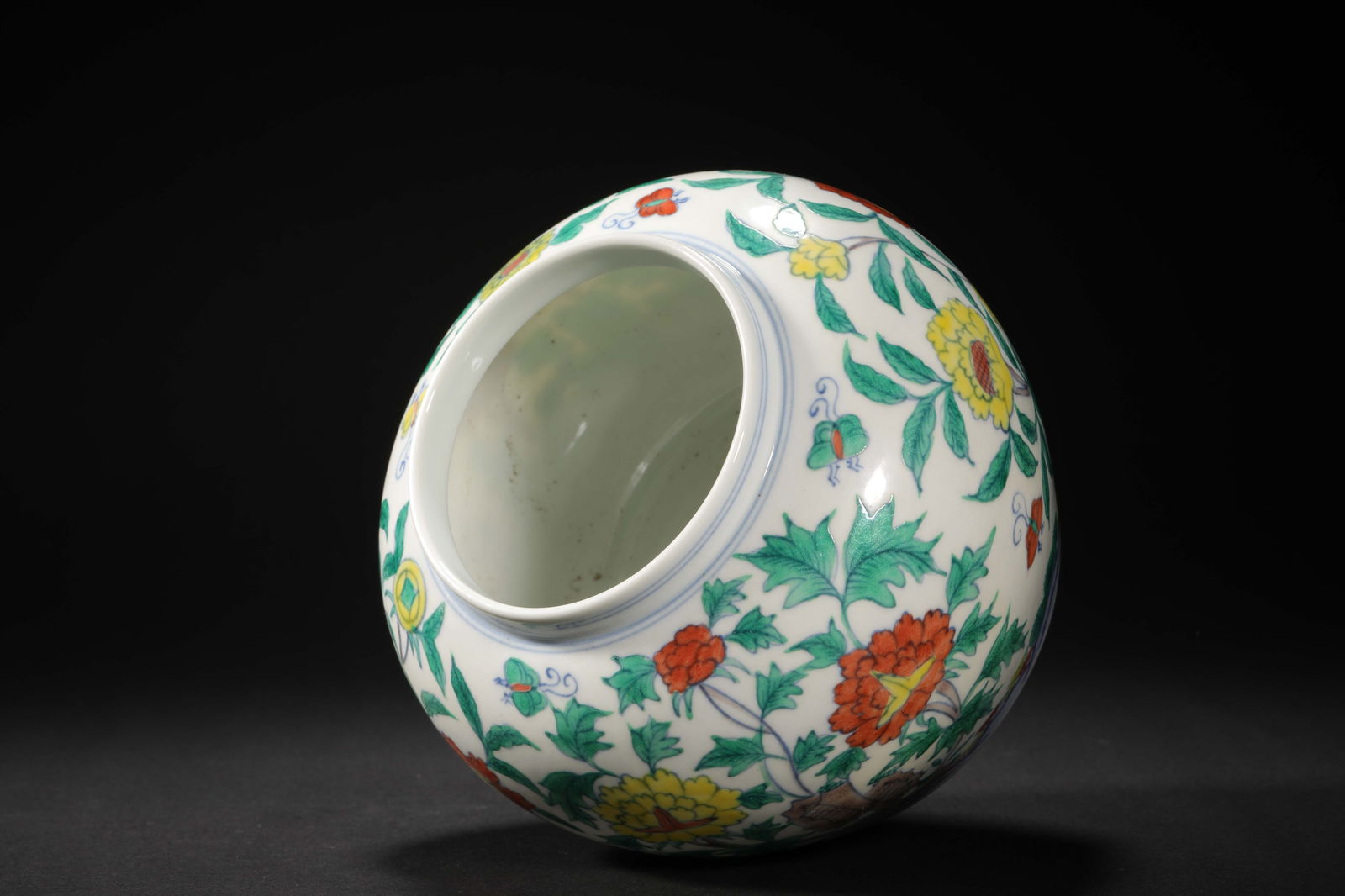 Ming Dynasty doucai flower pattern lid jar - 7