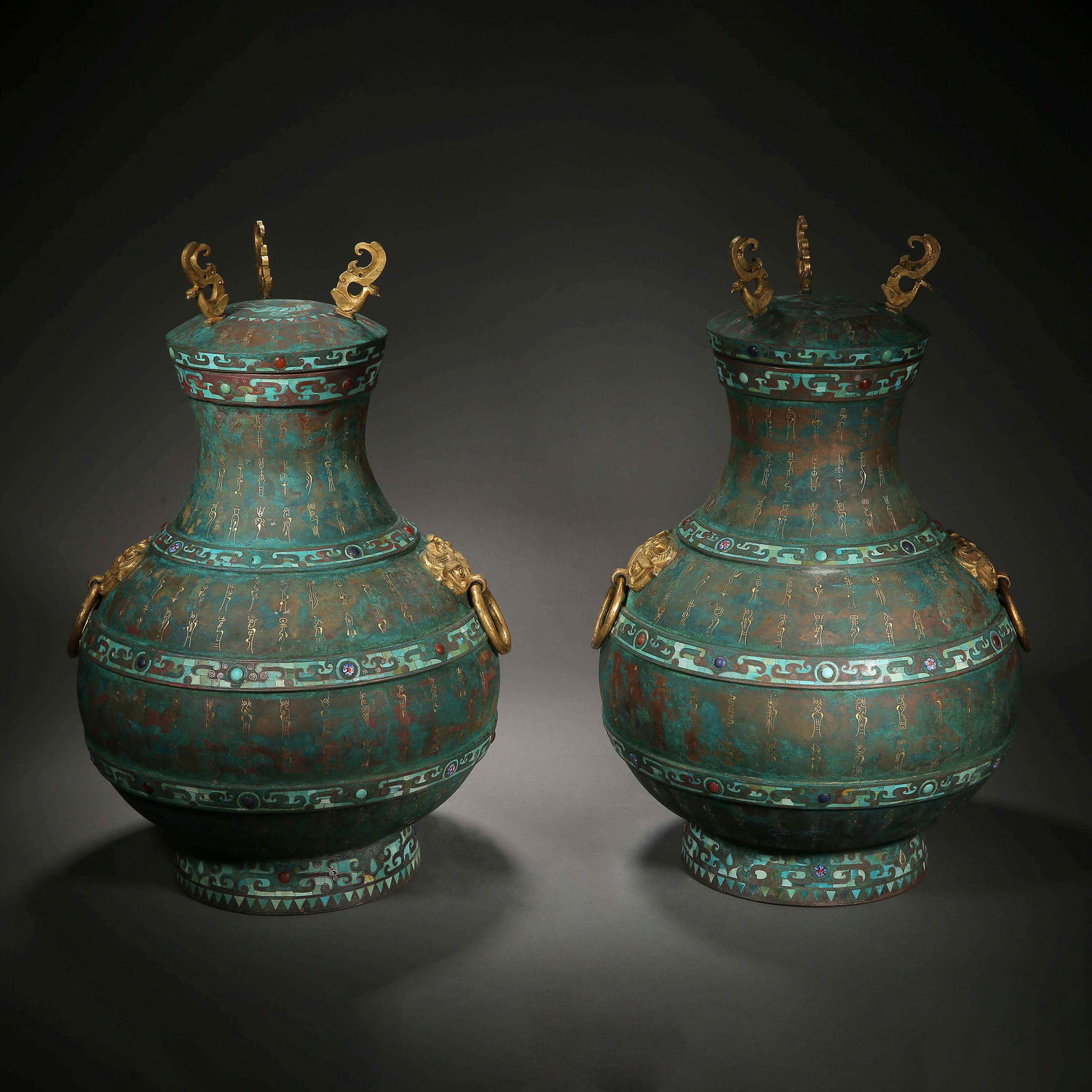 A pair of gold and silver jars from the Han Dynasty: A pair of gold and silver jars from the Han DynastyH47cm W33cm