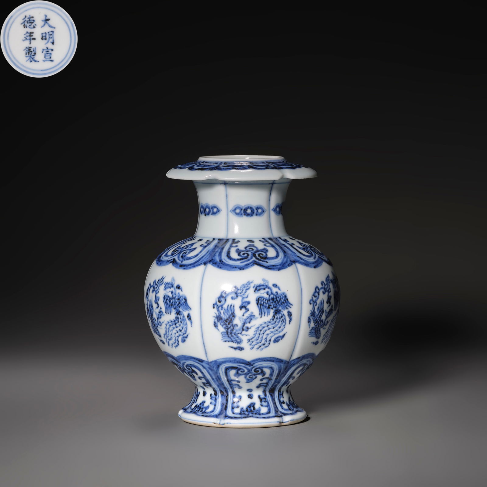 Ming Dynasty Xuande period blue and white phoenix pattern melon-edge statue: Ming Dynasty Xuande period blue and white phoenix pattern melon-edge statueH19cm W14cm