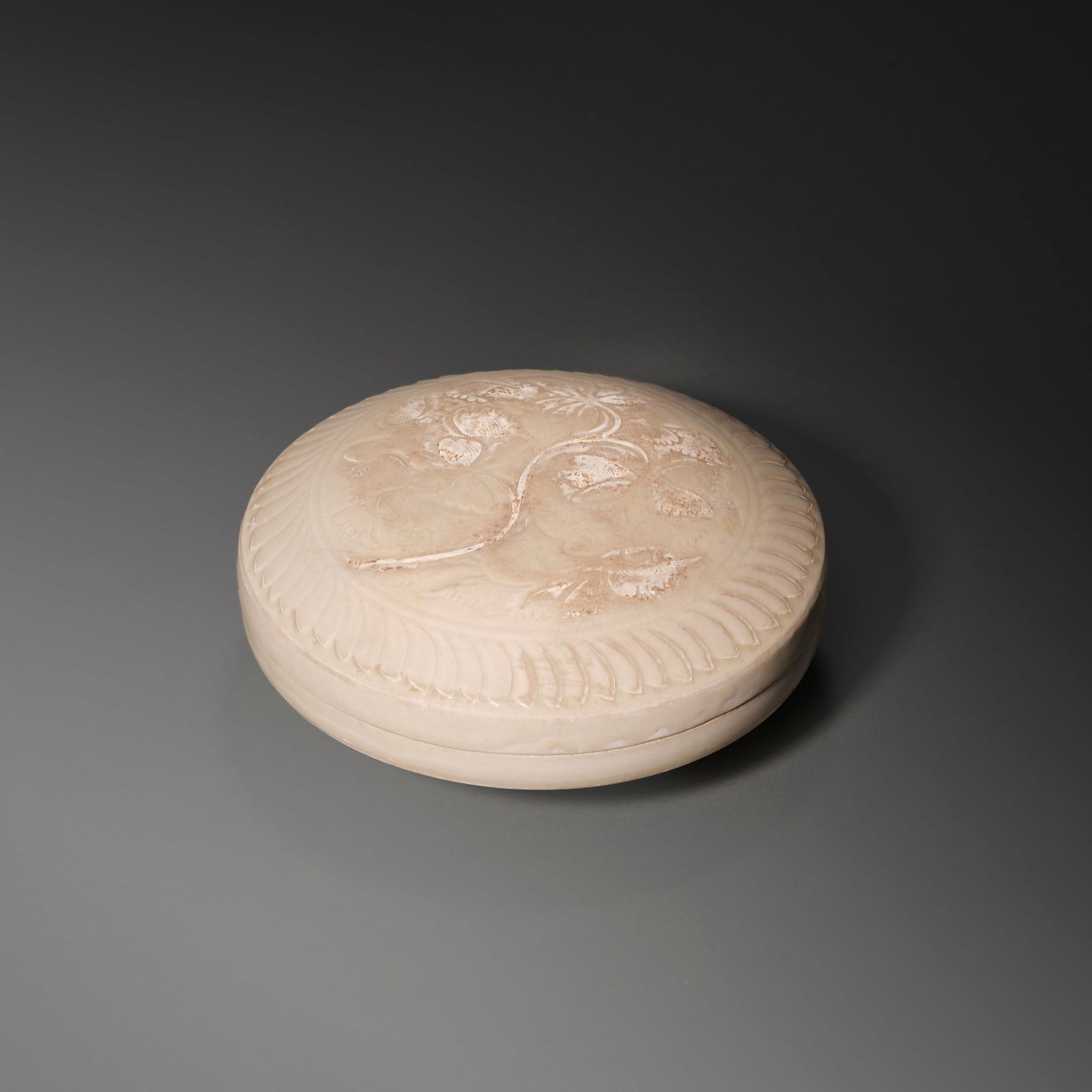 Ding kiln petal pattern powder box before Ming Dynasty: Ding kiln petal pattern powder box before Ming DynastyH9cm W19cm