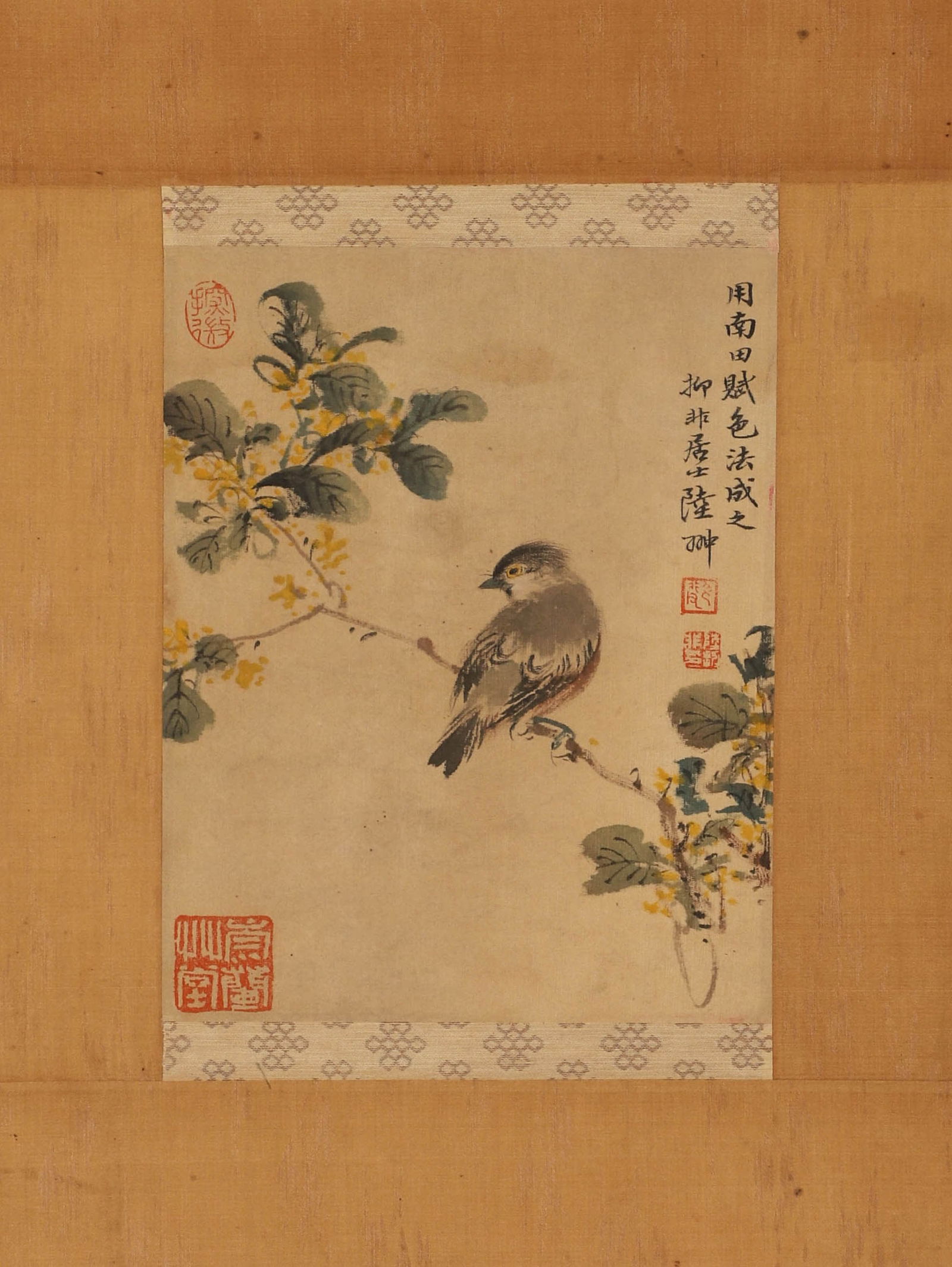 Qing Dynasty, silk flower and bird mirror core signed (Lu Chong): Qing Dynasty, silk flower and bird mirror core signed (Lu Chong)Height: 22.5cm, width: 18cm