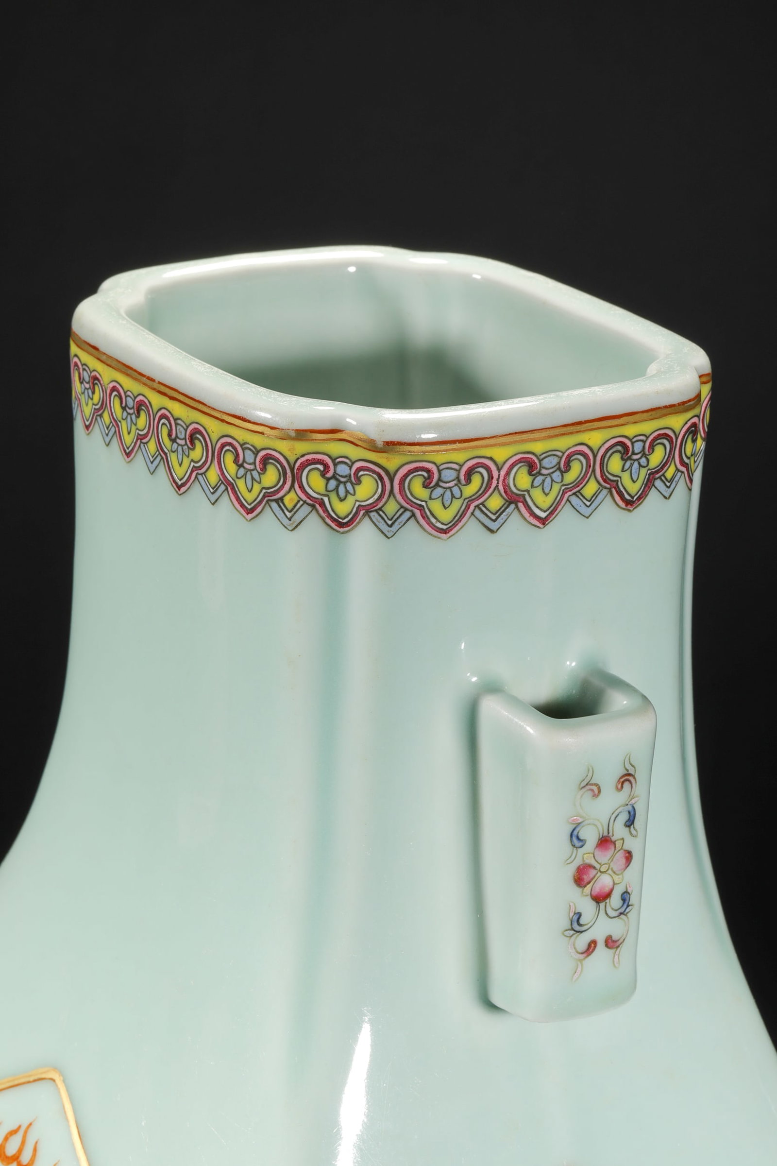 Qing Dynasty azure pastel flat vase with dragon pattern - 11