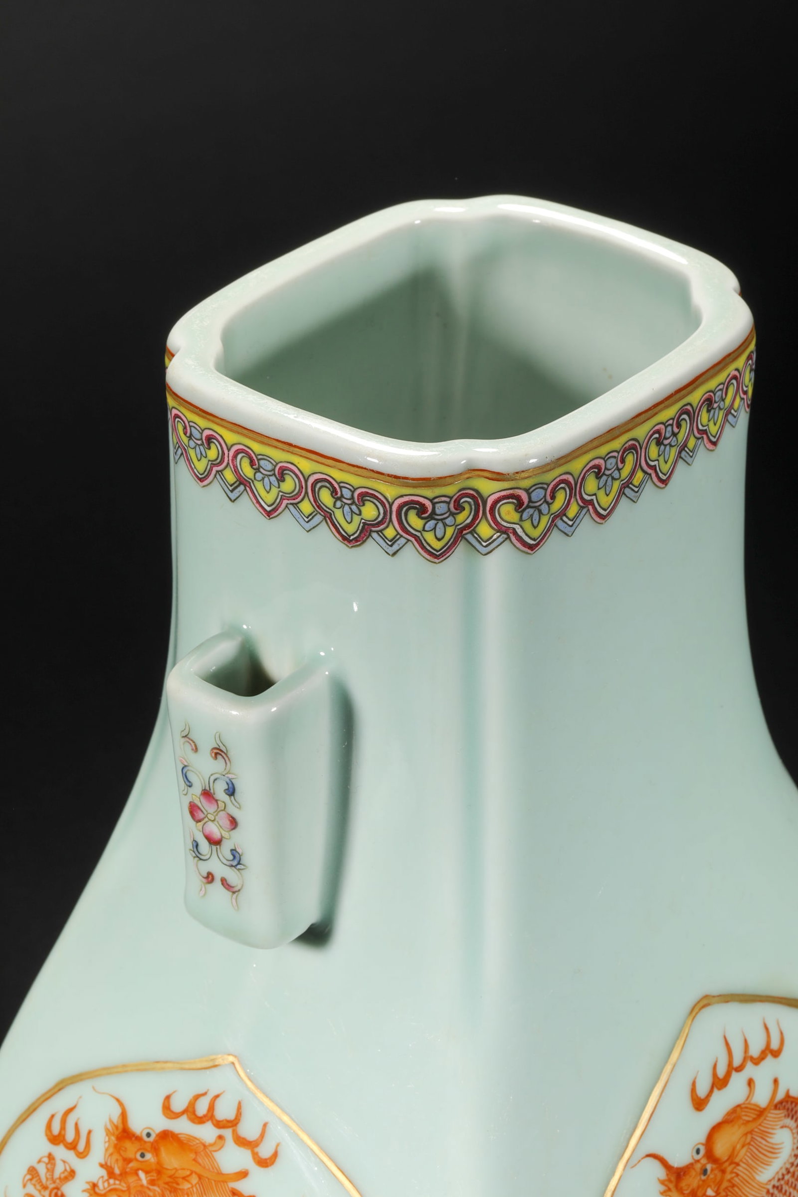 Qing Dynasty azure pastel flat vase with dragon pattern - 6