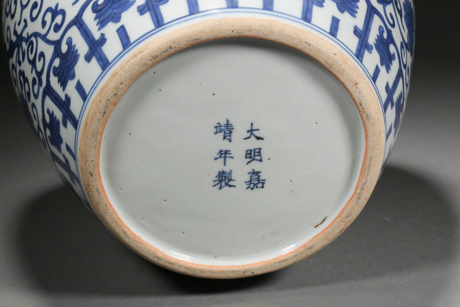 Qing Dynasty blue and white dragon pattern jar - 10