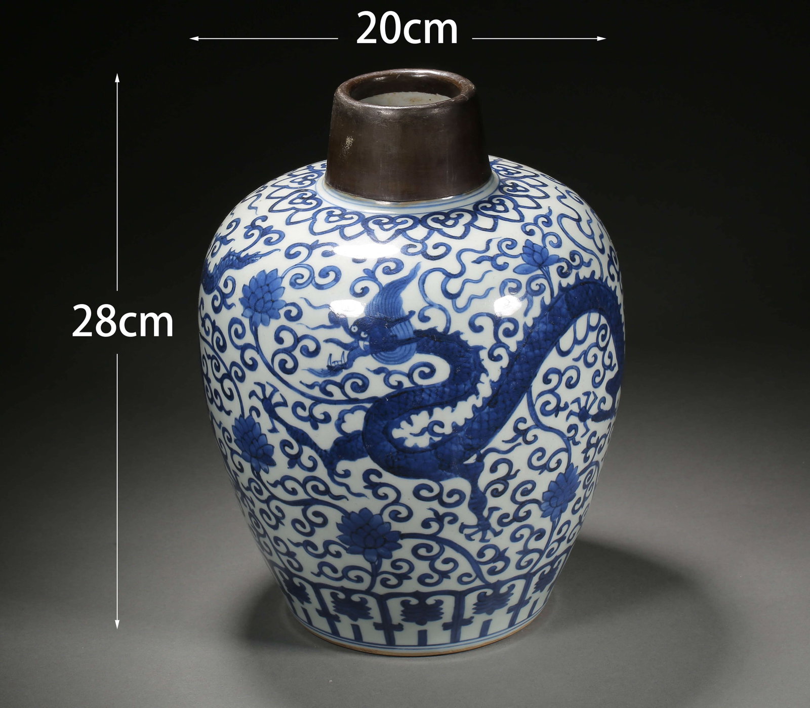 Qing Dynasty blue and white dragon pattern jar - 2